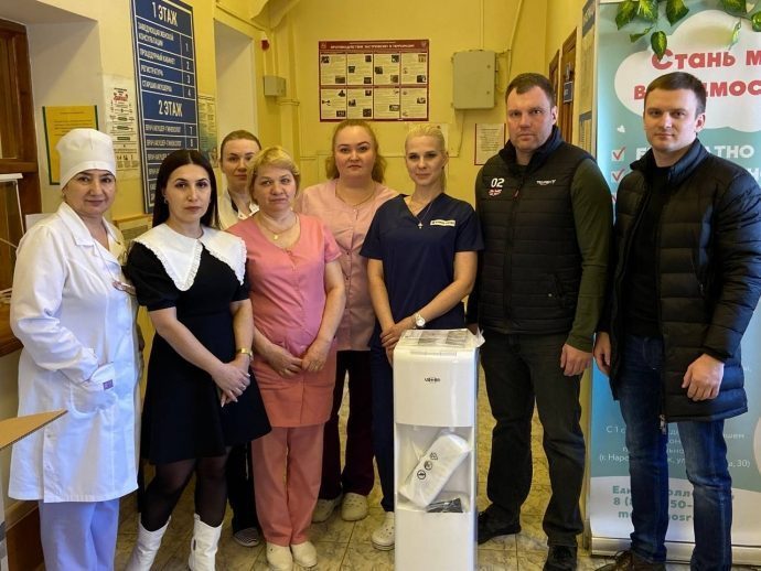 Истринские депутаты передали женской консультации кулер для питьевой воды