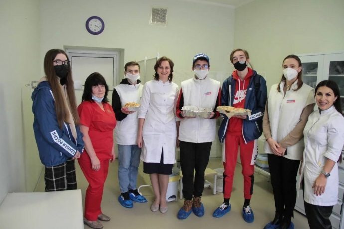 Истринские единороссы привезли медикам блюда национальной кухни